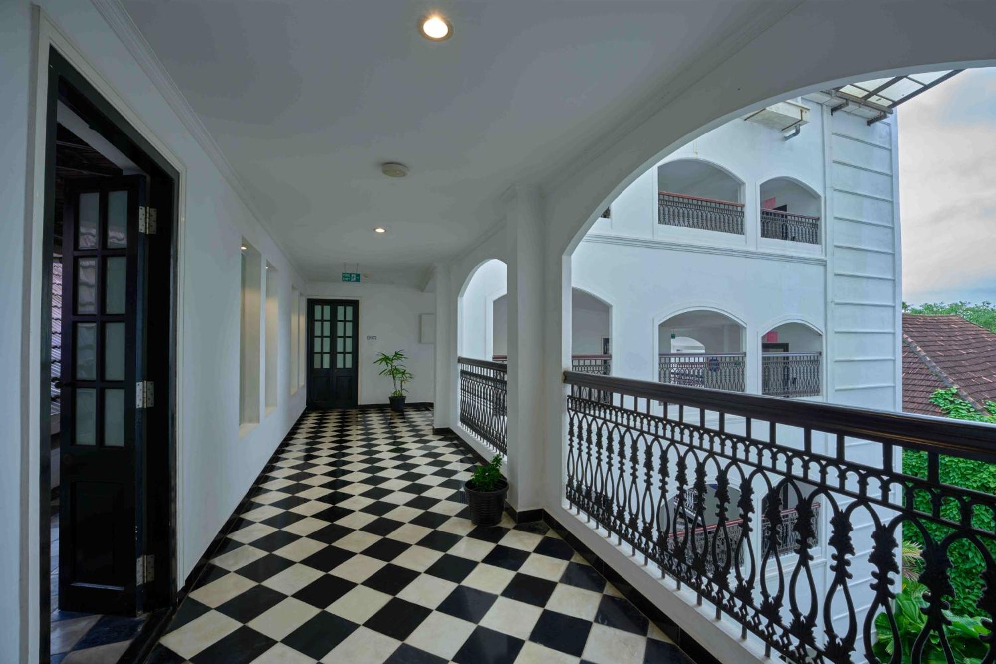 Отель The Old Court House By Abad Fort Kochi Экстерьер фото